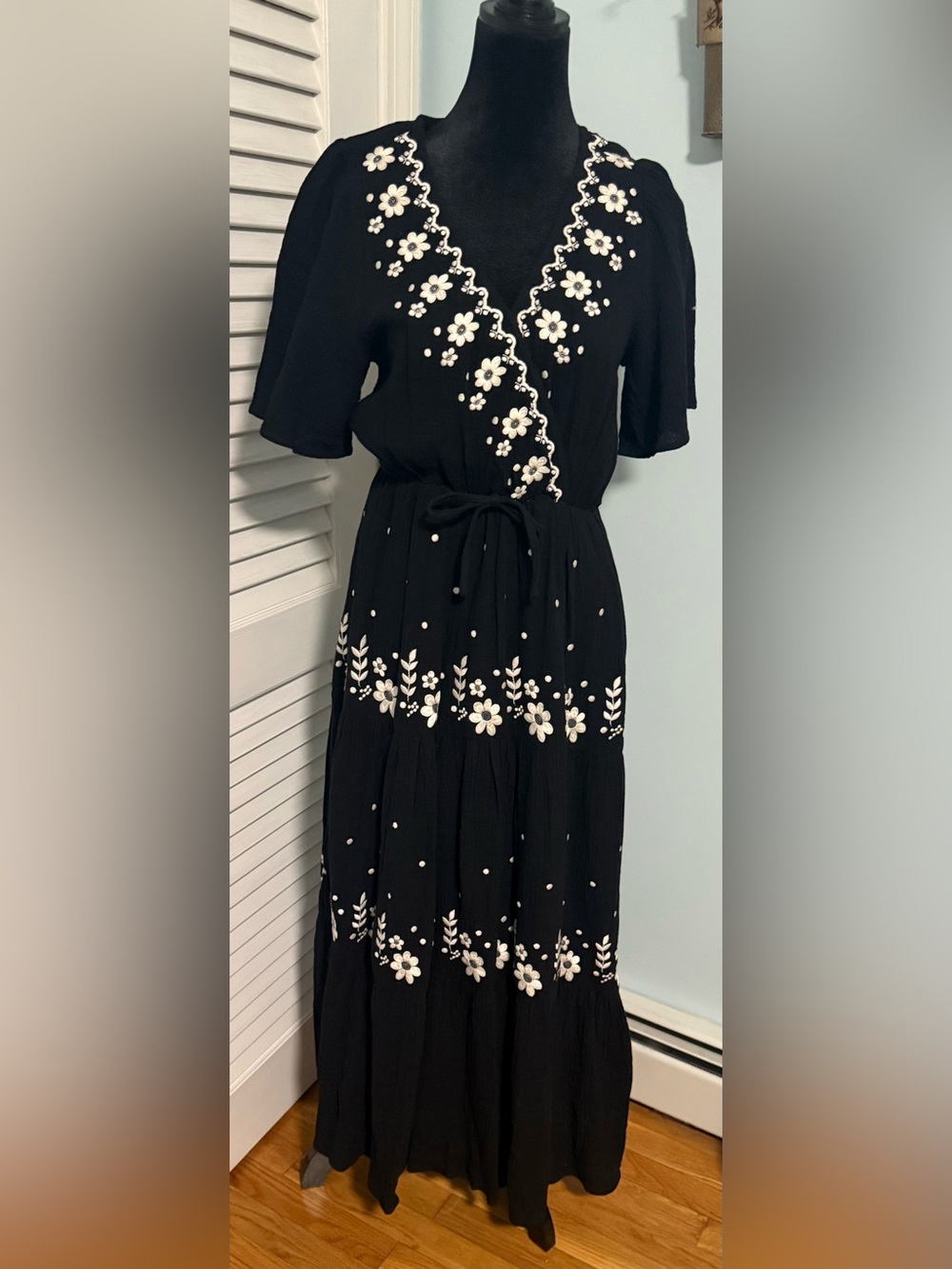 Easel LA Black Floral Embroidered Maxi Dress with V-Neck and short sleeves! NWT